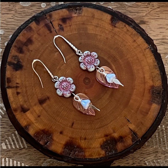 New Gorgeous Czech Glass Morning Glory Flower Earrings - Picture 5 of 9